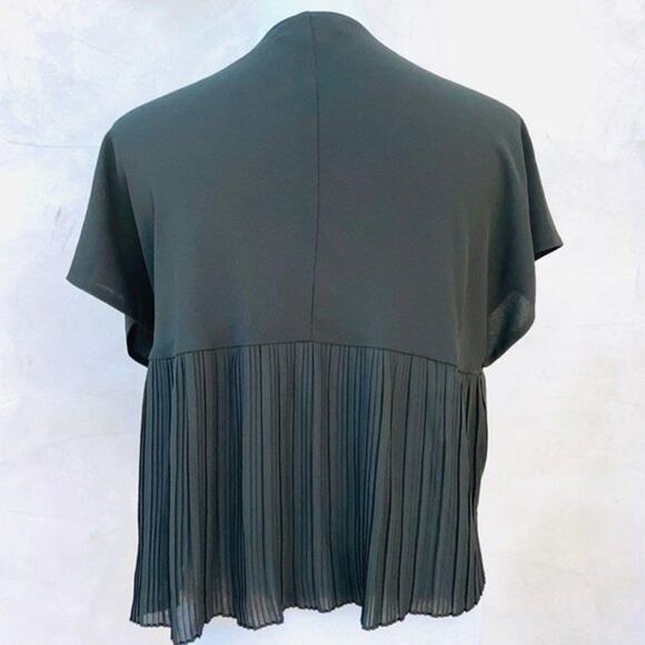 Romeo + Juliet Couture V-Neck Pleated Top EUC - Picture 5 of 7